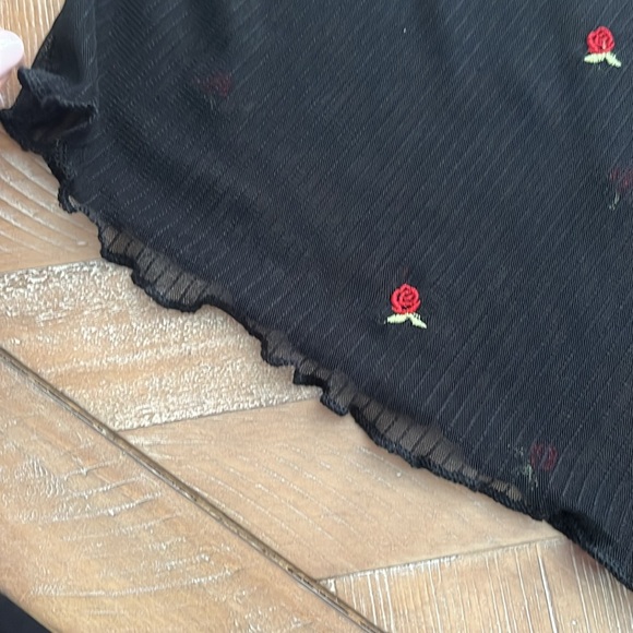 Black and Roses crop top - Picture 3 of 3